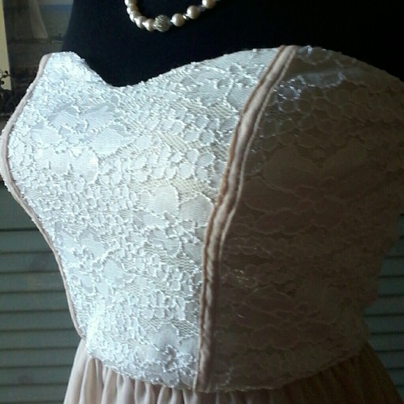 Biege and white Benefit dress - Picture 4 of 4